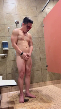 Barenakedmuscles Vlastní sprchu v tělocvičně - Pecs, V-taper, Těsný zadek, Pak He Stříká