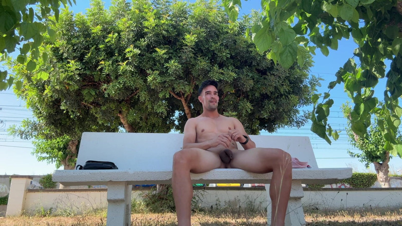 Paul Williams: Un Latino sexy se déshabille nu dans un parc public...