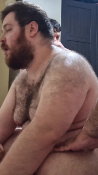 Tres osos peludos llenan el culo de un chico gordito con corridas