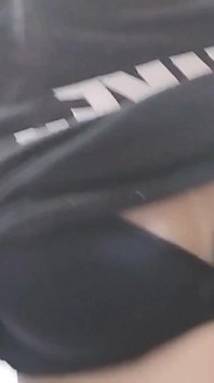 Llegué a casa muy cachonda después de un recado y me masturbé delante de mi esposo