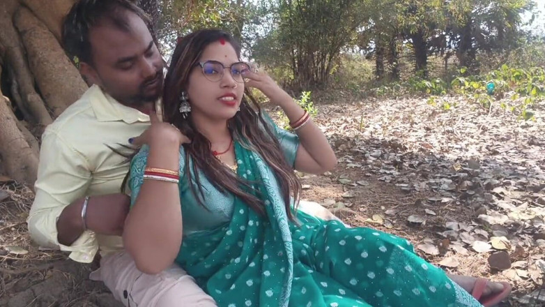 Sona bhabhi: ベンガルのセクシーな村の妻が夫とチットチャットし、屋外で彼氏と会うベンガルのセックスビデオ