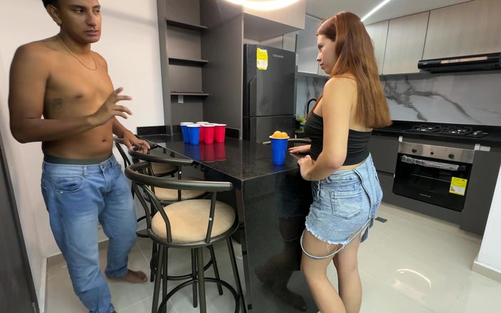 LILY_PUP: Ich sehe, dass meine sexy rothaarige stiefschwester gelangweilt ist, ich...