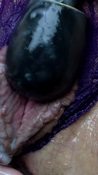 Tante semok dengan memek aduhai lagi asik masturbasi pakai dildo ukuran kontol besar pria kulit hitam sampai orgasme berkali-kali