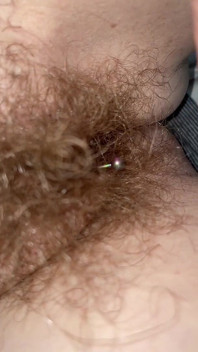 Un cielo de pelo mientras un solo pube es atrapado alrededor de mi piercing de clítoris