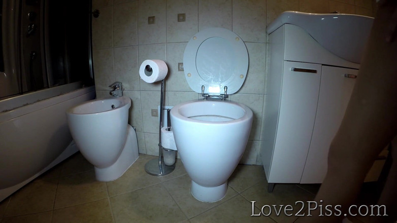 Love 2 Piss: Elle fait pipi dans un grand toilettes et s'essuie la...