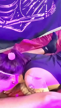Awek transeksual Emma Ink menghisap batang besar
