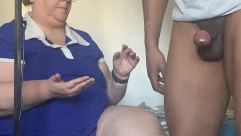 Daddykane: Bunică sexy la îndemână se ocupă de o pulă neagră în mâna...