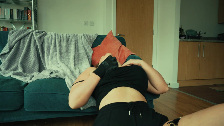 Sasha Curves: A Luva Amaldiçoada