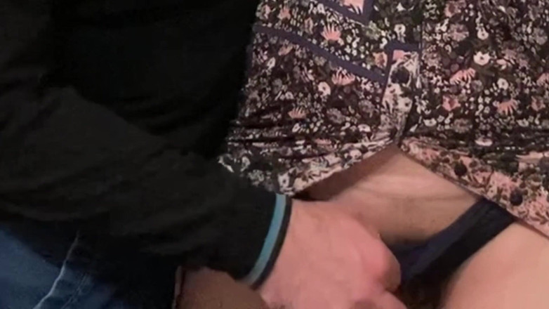 Niki studio: Seksowna MILF pociera łechtaczkę w metrze