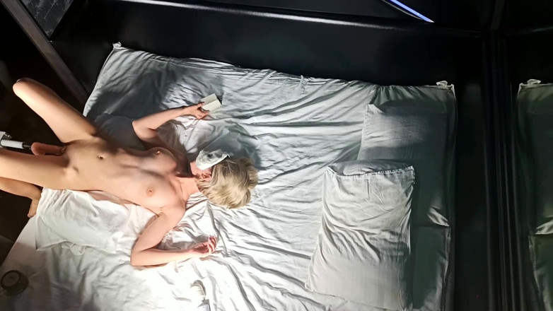 Night Games: Solo quente com vibrador e máquina de sexo