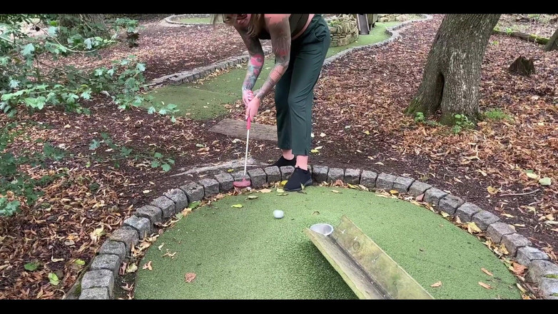 English Psycho: Heißes blondes transmädchen lily adick wird im wald von englischer...