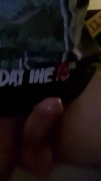 Dándome un paja, mostrando mi culo, mis pies y eyaculando