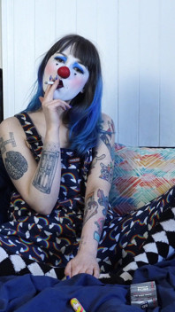 Behaarte Clown Raucht