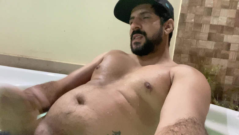 Licking me with pleasure: Sborro nella vasca idromassaggio dopo essersi segato e aver aperto...