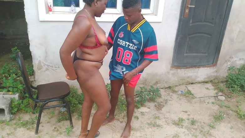 Creamyshuga: Jeho krok přišel do jejího domu a chtěl ho poslat...