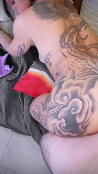 Puttana Gotica Con Calze Bianche Si Masturba E Prende Il Cazzo Duro Sul Divano