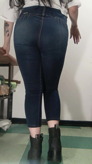 Golden domme: Modeln, getragene jeans