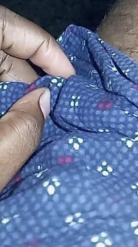 Un gros garçon gay indien suce un baiser sur les lèvres