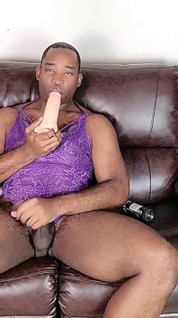 Fodendo minha atleta masculina bussy com enorme consolo enquanto usa lingerie feminina