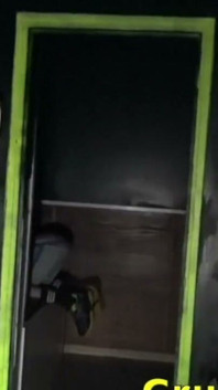 O curvă umplută cu spermă în camera din spate