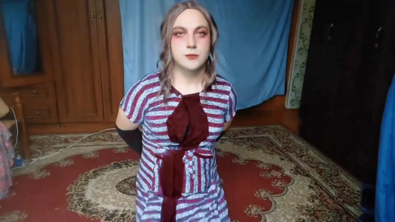 Kitty_Cross: Splendida sissy sembra perfetta mentre balla seducentemente