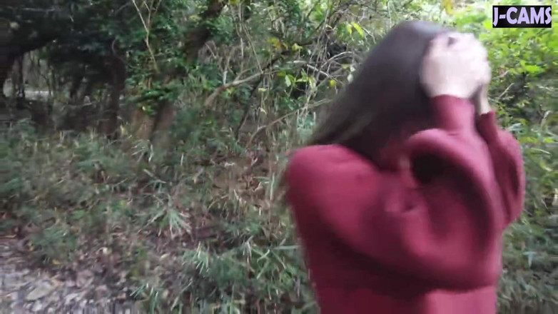 J-Cams: Parlak dudaklı neşeli ofis hanımı anı atlatırken yakın gülümseyerek eğiliyor...