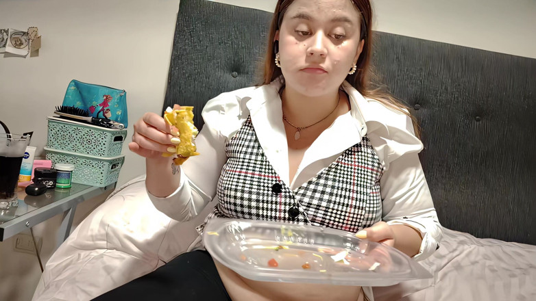 Nicole Passat: Nicole mập mạp fries và trêu chọc khỏa thân