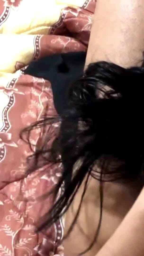 Salma Arab: Si jalang Arab yang berpantat besar menikmati batang mendalam