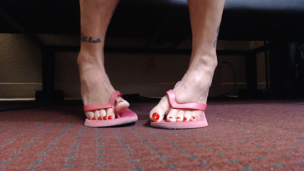 Abby Anna: Des flipflops roses douces jouent avec de longs orteils
