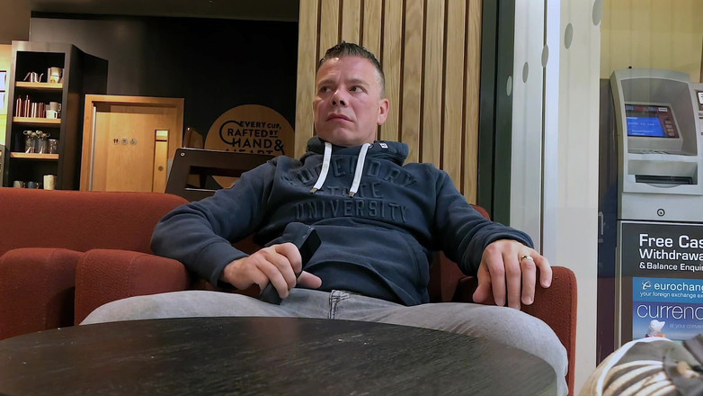 NakedFoxx: A îndrăznit să se masturbeze în Cafenea ocupată - ejaculare publică intensă