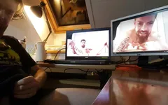 Gözetmen için kendini emiyor