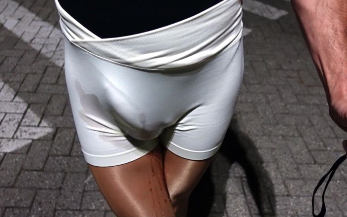 Loreley add: Ich mache sport und pisse in meine Yogahose in glänzenden...