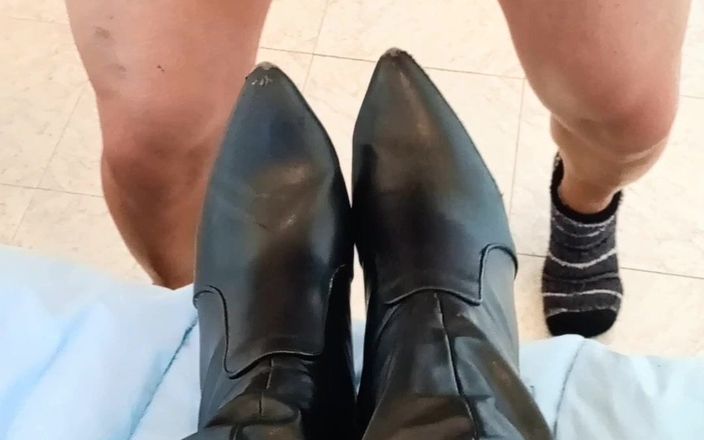 Ferreira studios: Posando mis botas de cuero a un feticista