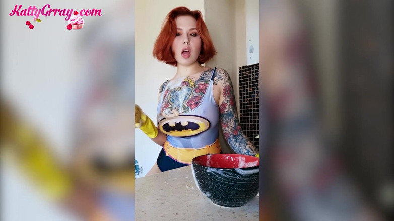 Katty Grray: Tarian seksi semasa pembersihan basah oleh awek bertetek besar Katty...