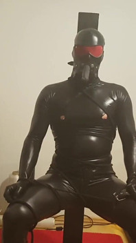 Golden shower fetisch - reife domme drenches latex-sklavin
