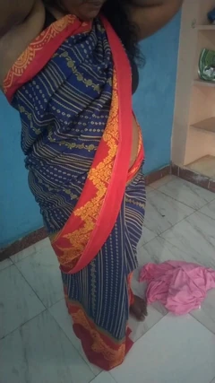 पोशाक धोने वाली साड़ी पहनी हॉट बात कर रही तमिल आंटी