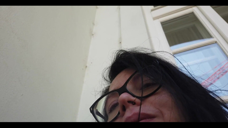 Shione Cooper: Aku lagi asik masturbasi sambil merokok di balkon dan close-up -...