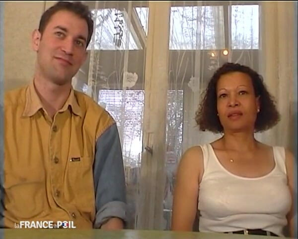 La France a Poil: 毛茸茸的成熟荡妇鸡奸和拳交在三人行