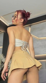 Garota Magra De Cabelo Colorido Se Masturba E Quer Ser Controlada