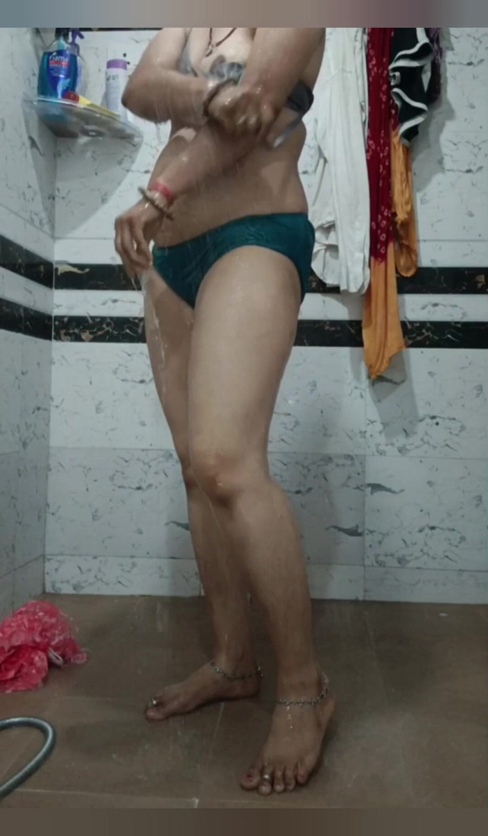 Priyahot77: Priya la bhabhi se baigne avec son copain