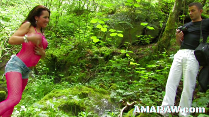 Amaraw: Брюнетке Shannaya Tweeks кончили на лицо в лесу