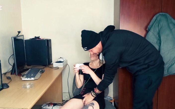 Mysticbabe8: Un tip fute o fată care se joacă pe Xbox