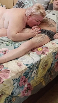 Mi madrastra con grandes tetas chupa mi polla y semen