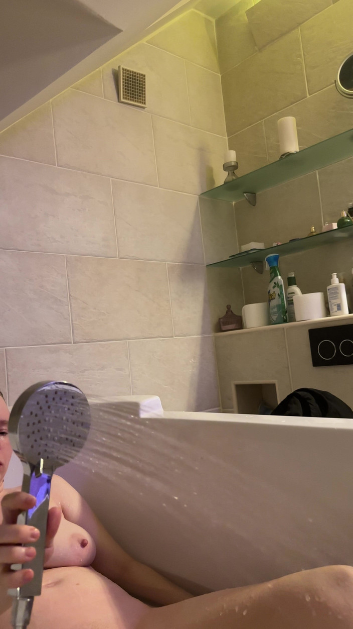 SweetLucy96: Apa caldă îmi întărește sânii