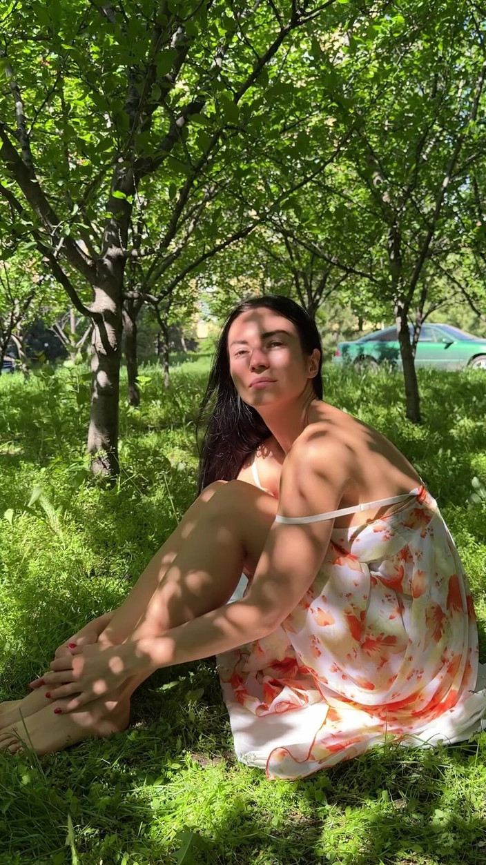 Princess Monica: Açık havada yalınayak azdırma