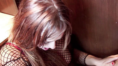 Kinky Toilet Girls: Banheiro trancado se transforma em uma abertura de buceta hardcore