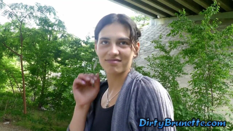 Dirty Brunette: 차에서 자지를 빨고 다리 아래에서 두 자지를 빨고 남편과 친구와 섹스하는 섹시한 마누라의 긴 비디오
