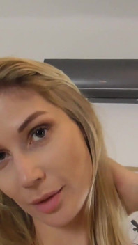 Giantess liż pluć z moich wielkich cycków!