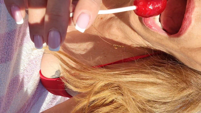 Melissa Johnson: Melissa Johnson ดูดและเลีย Cherry Lollipop บนชายหาด