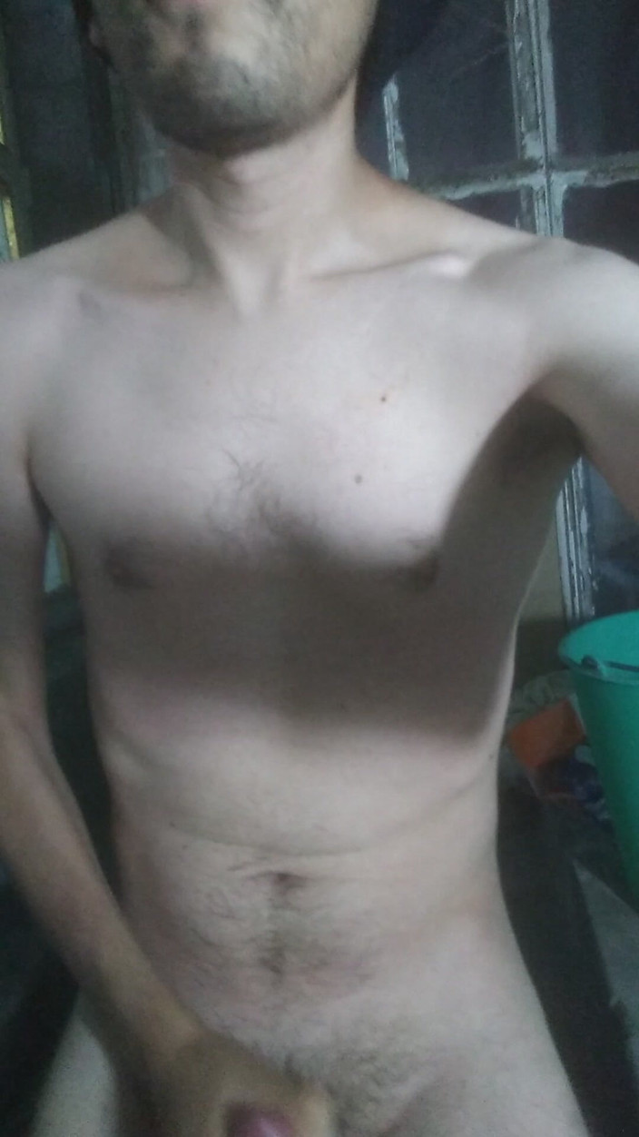 AlejandroFt: Ich masturbiere in der Waschküche.